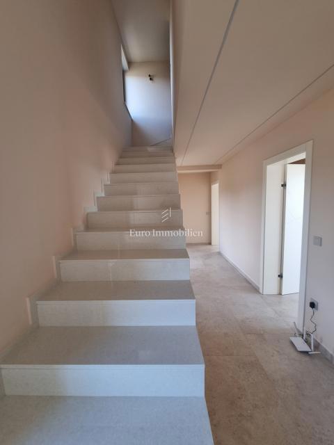 POREČ OKOLICA - moderna vila s strešno teraso, pogled na morje