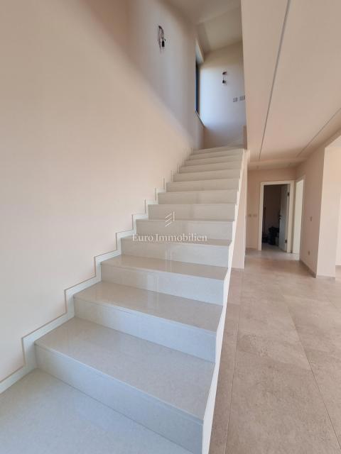 POREČ OKOLICA - moderna vila s strešno teraso, pogled na morje