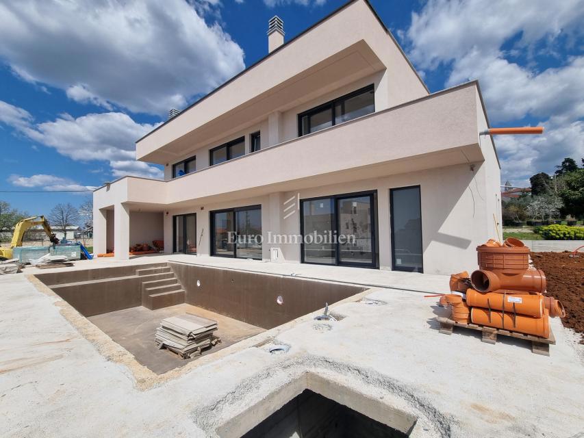 POREČ OKOLICA - moderna vila s strešno teraso, pogled na morje