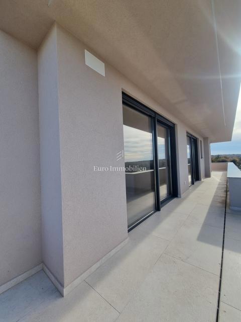 POREČ OKOLICA - moderna vila s strešno teraso, pogled na morje