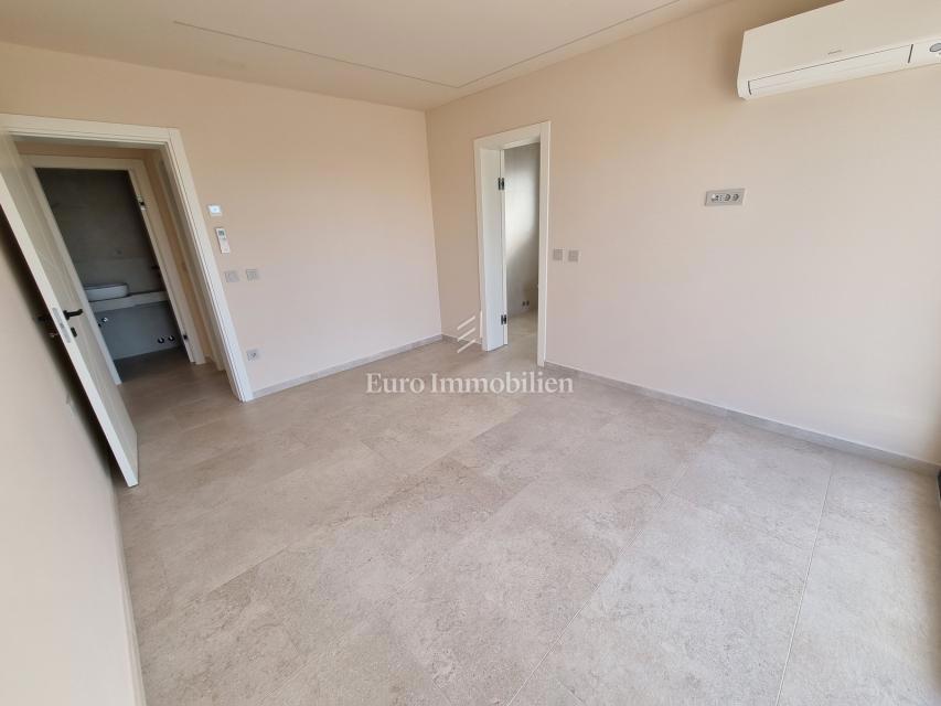 POREČ OKOLICA - moderna vila s strešno teraso, pogled na morje