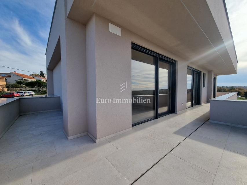 POREČ OKOLICA - moderna vila s strešno teraso, pogled na morje