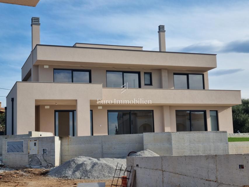 POREČ OKOLICA - moderna vila s strešno teraso, pogled na morje