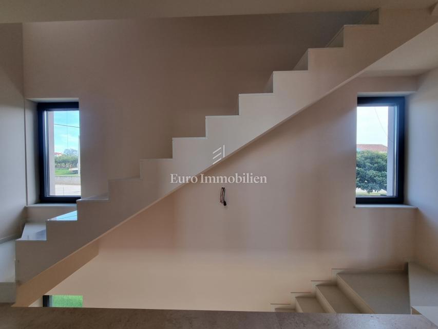 POREČ OKOLICA - moderna vila s strešno teraso, pogled na morje