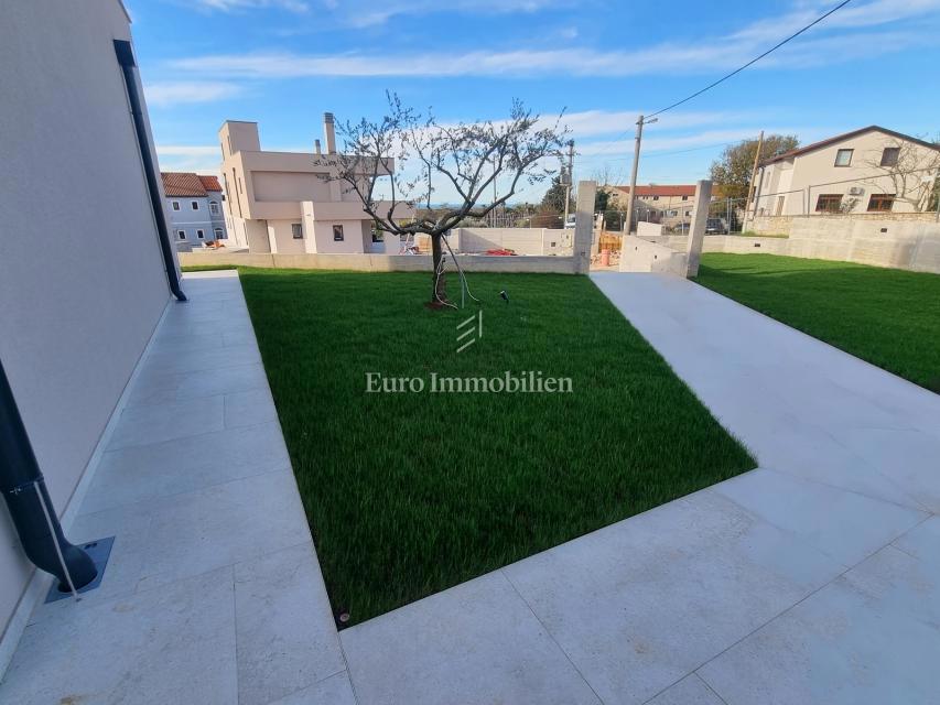 POREČ OKOLICA - moderna vila s strešno teraso, pogled na morje