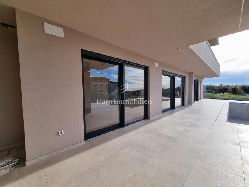 POREČ OKOLICA - moderna vila s strešno teraso, pogled na morje