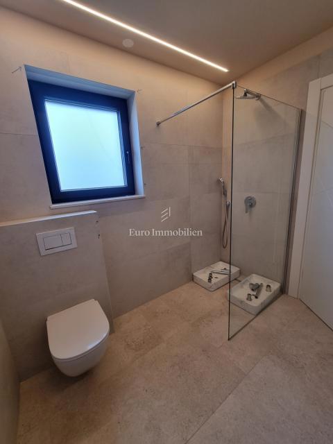 POREČ OKOLICA - moderna vila s strešno teraso, pogled na morje