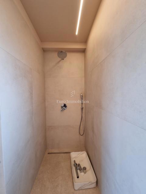 POREČ OKOLICA - moderna vila s strešno teraso, pogled na morje