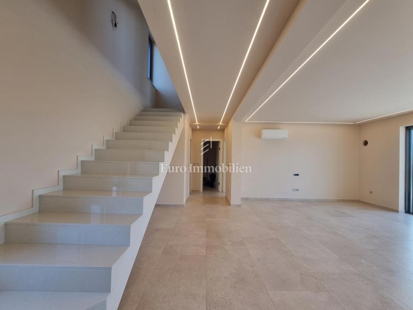 POREČ OKOLICA - moderna vila s strešno teraso, pogled na morje