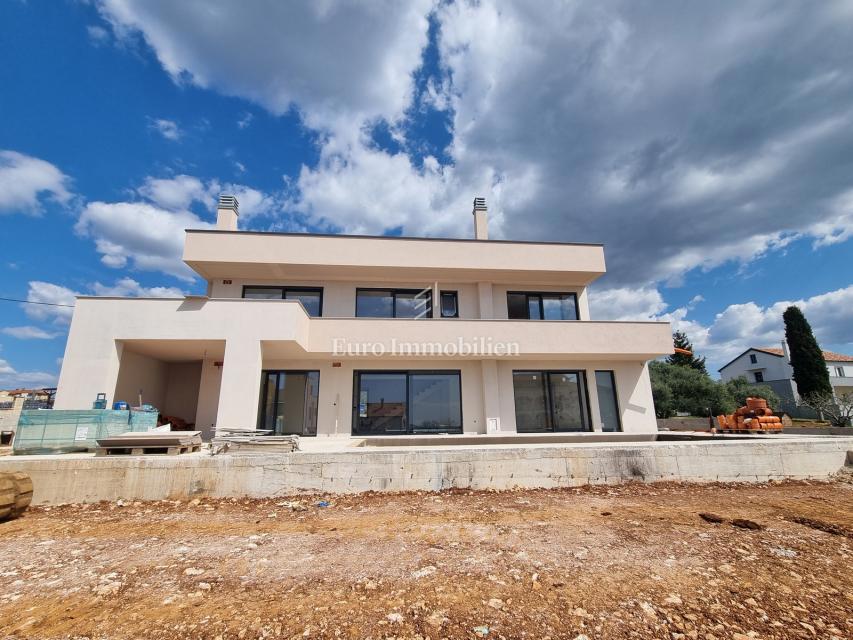POREČ OKOLICA - moderna vila s strešno teraso, pogled na morje