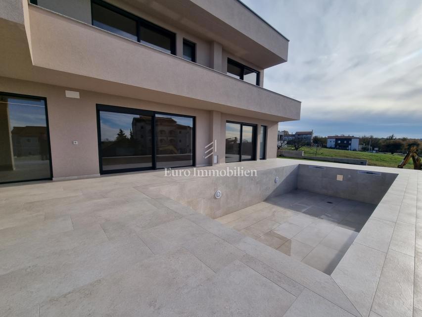 POREČ OKOLICA - moderna vila s strešno teraso, pogled na morje