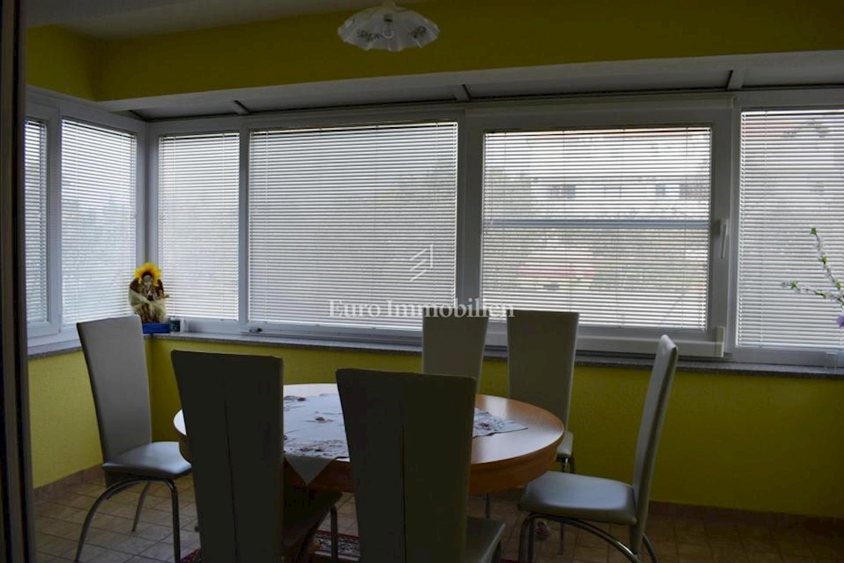 Kuća sa tri apartmana, blizina mora