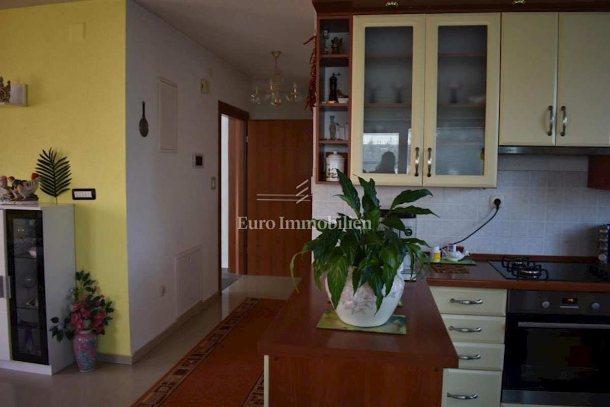 Kuća sa tri apartmana, blizina mora