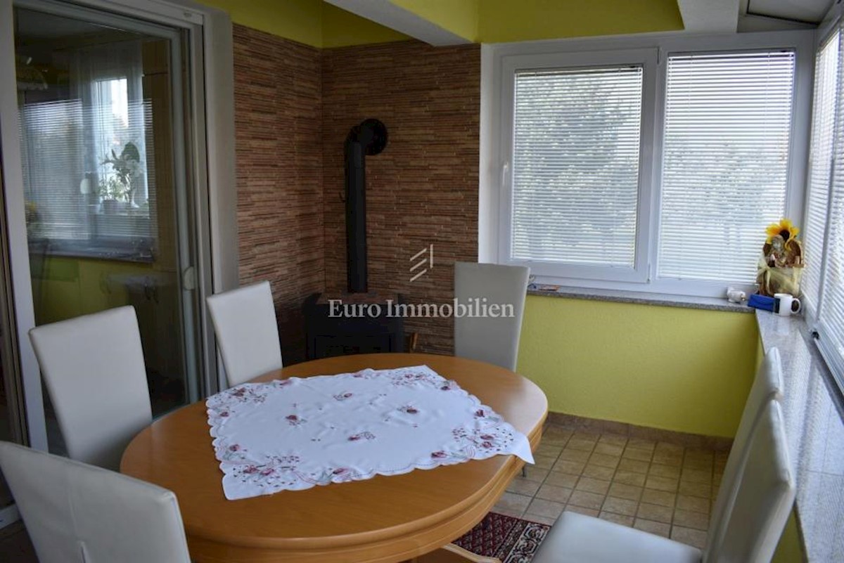 Kuća sa tri apartmana, blizina mora