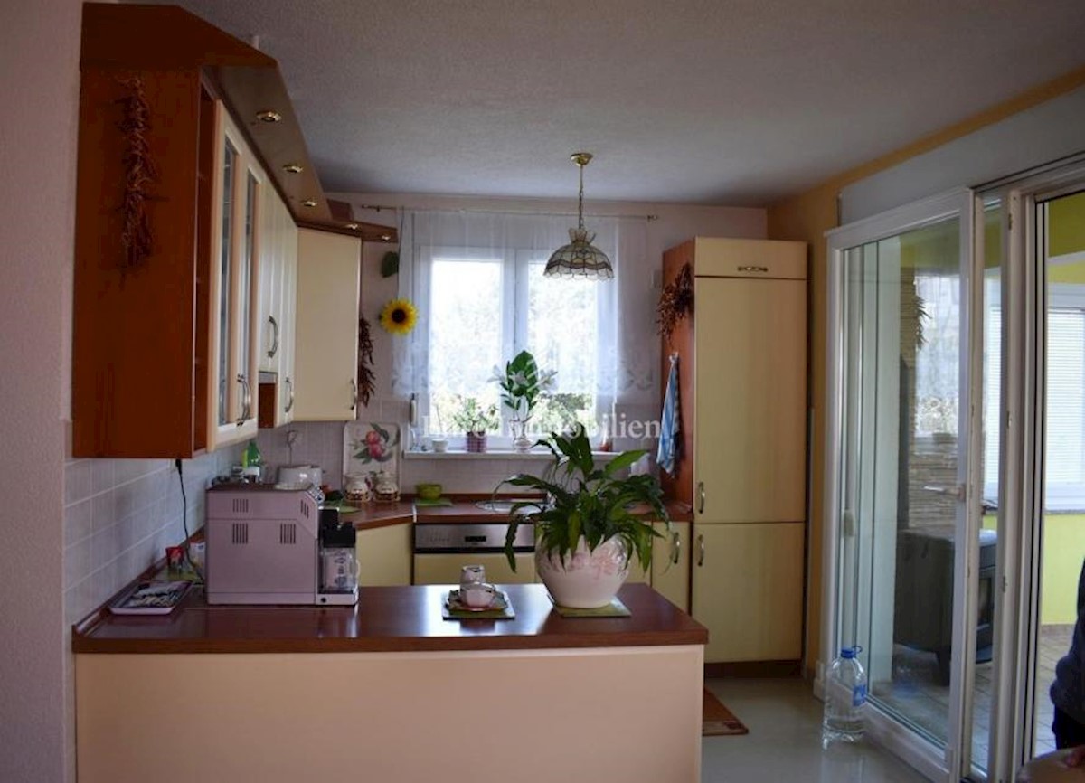 Kuća sa tri apartmana, blizina mora