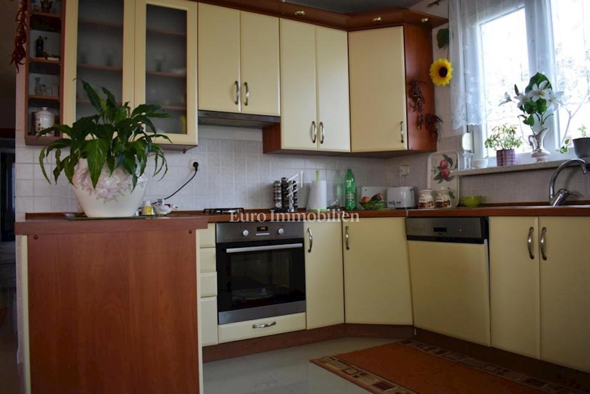 Kuća sa tri apartmana, blizina mora