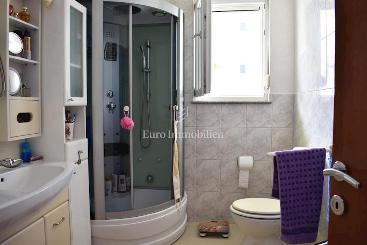 Kuća sa tri apartmana, blizina mora