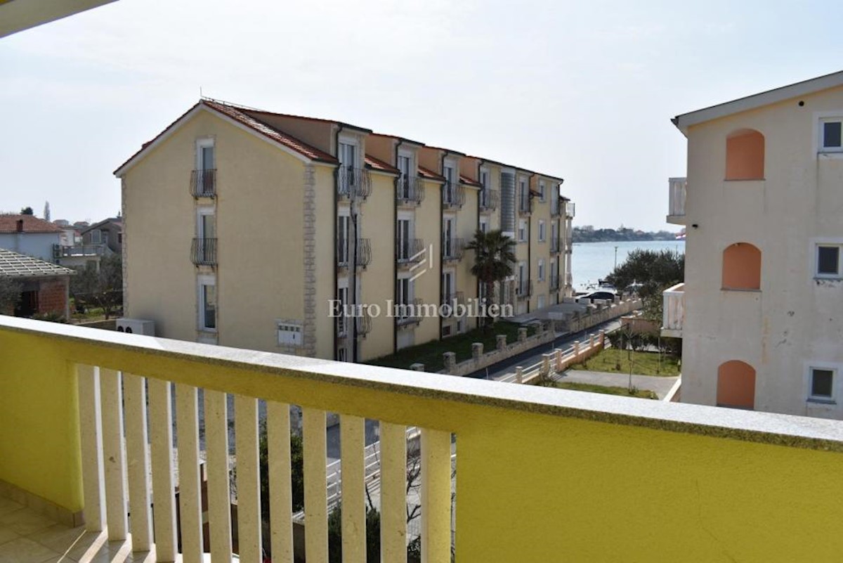Kuća sa tri apartmana, blizina mora
