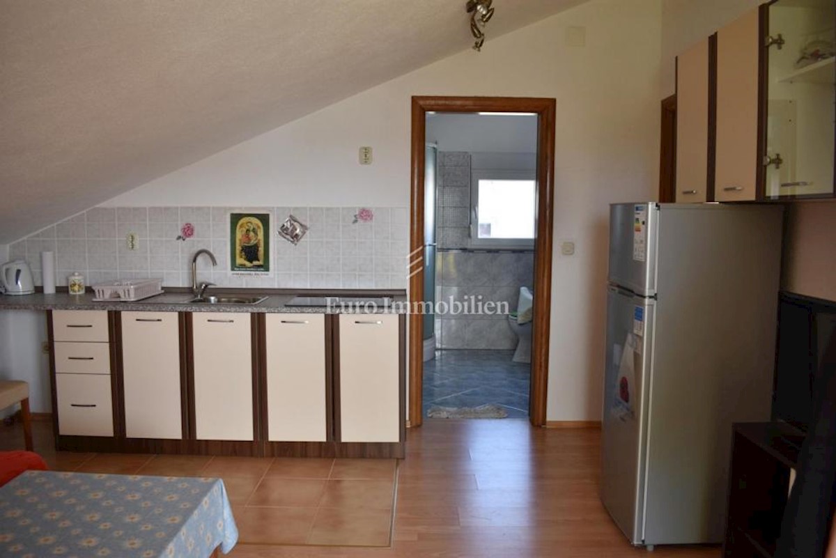 Kuća sa tri apartmana, blizina mora