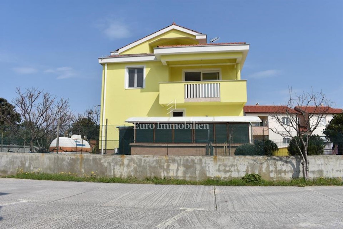 Kuća sa tri apartmana, blizina mora
