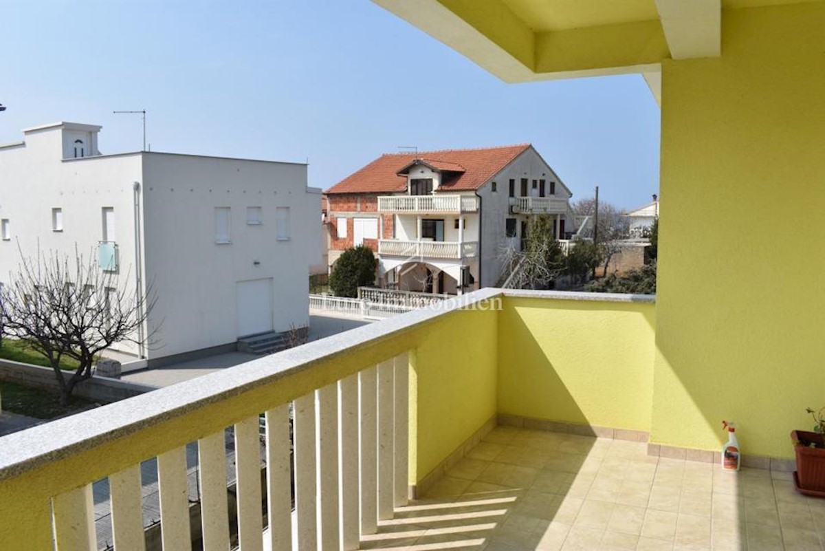 Kuća sa tri apartmana, blizina mora
