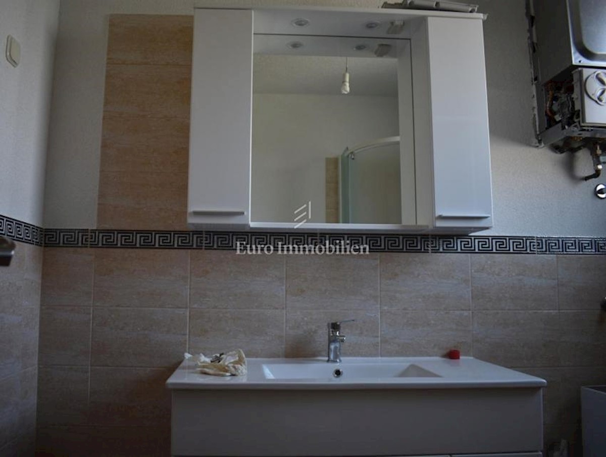 Kuća sa tri apartmana, blizina mora