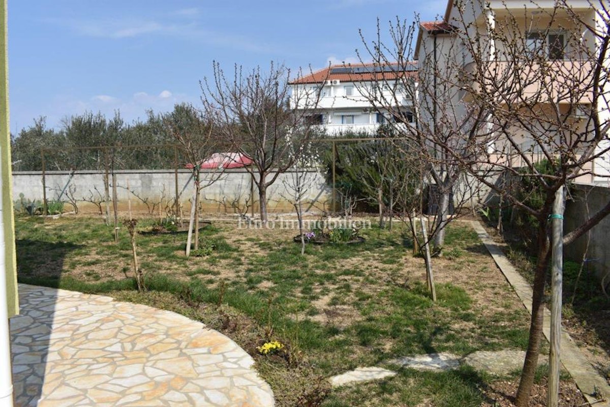 Kuća sa tri apartmana, blizina mora