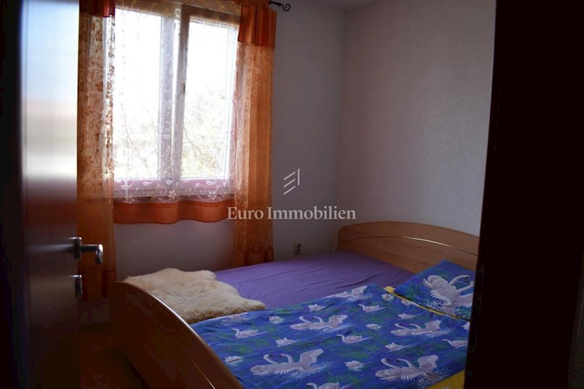 Kuća sa tri apartmana, blizina mora