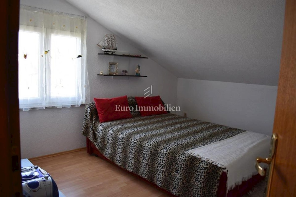 Kuća sa tri apartmana, blizina mora