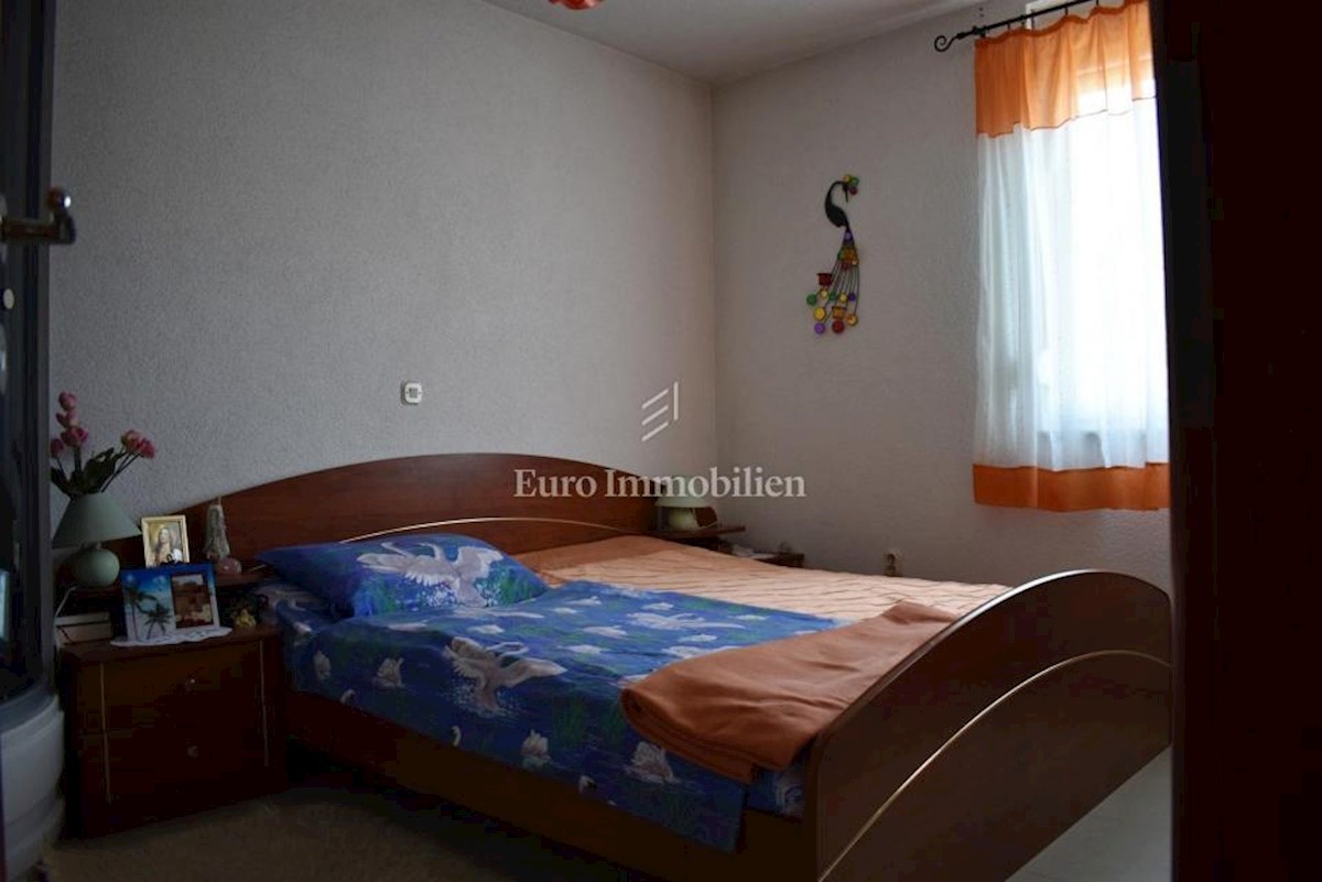 Kuća sa tri apartmana, blizina mora