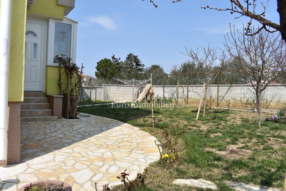 Kuća sa tri apartmana, blizina mora