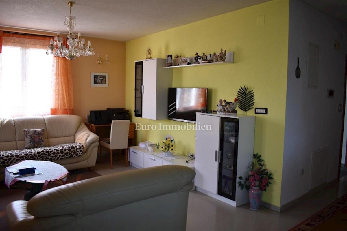 Kuća sa tri apartmana, blizina mora