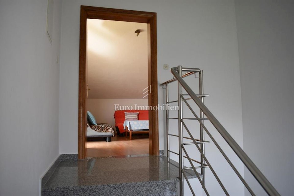 Kuća sa tri apartmana, blizina mora