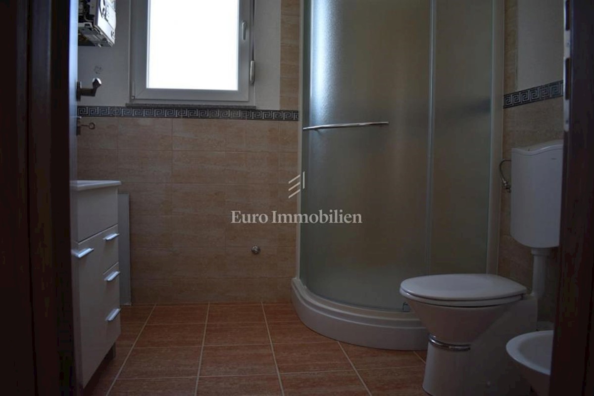 Kuća sa tri apartmana, blizina mora