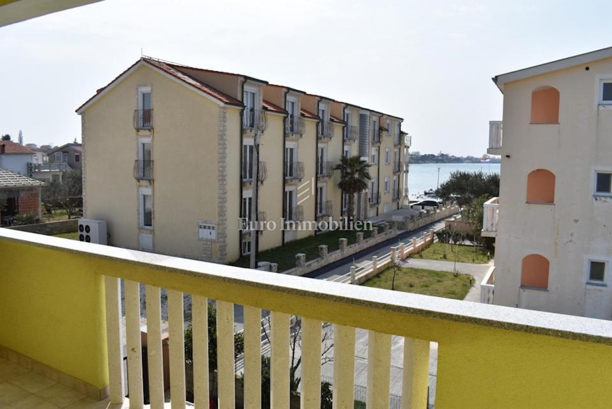Kuća sa tri apartmana, blizina mora