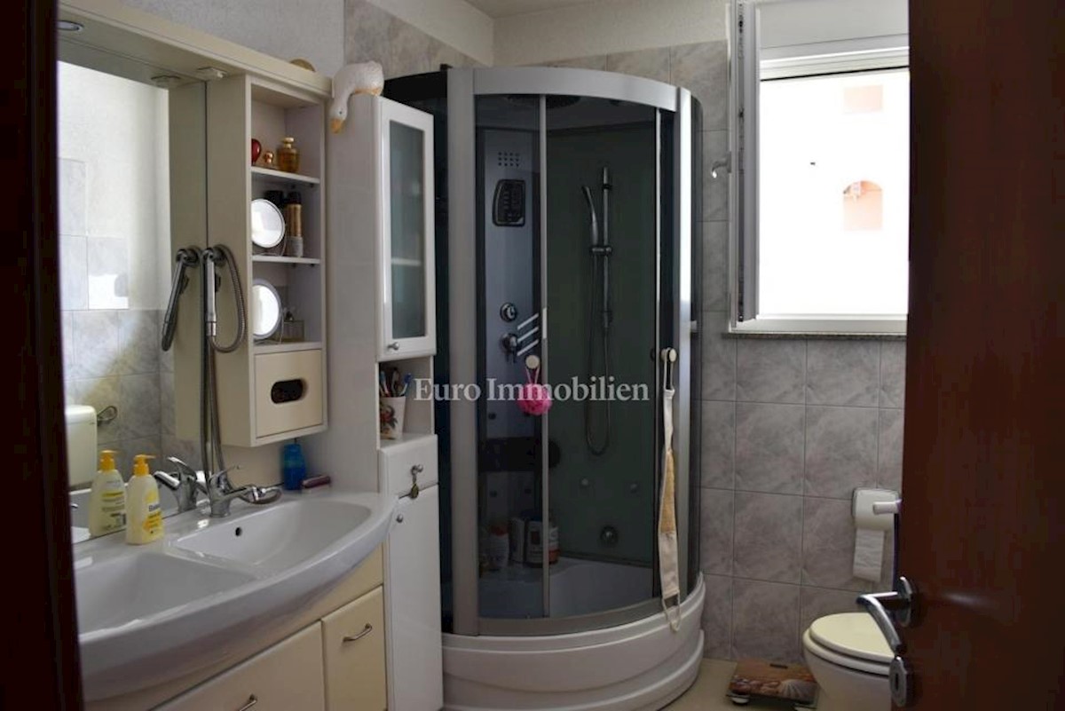 Kuća sa tri apartmana, blizina mora