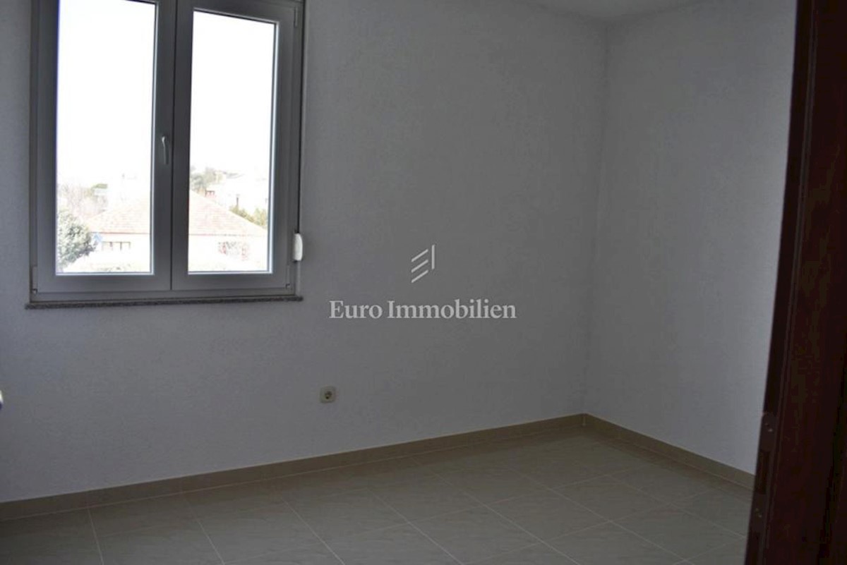 Kuća sa tri apartmana, blizina mora