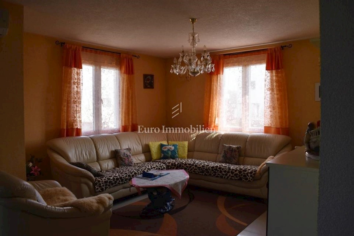Kuća sa tri apartmana, blizina mora