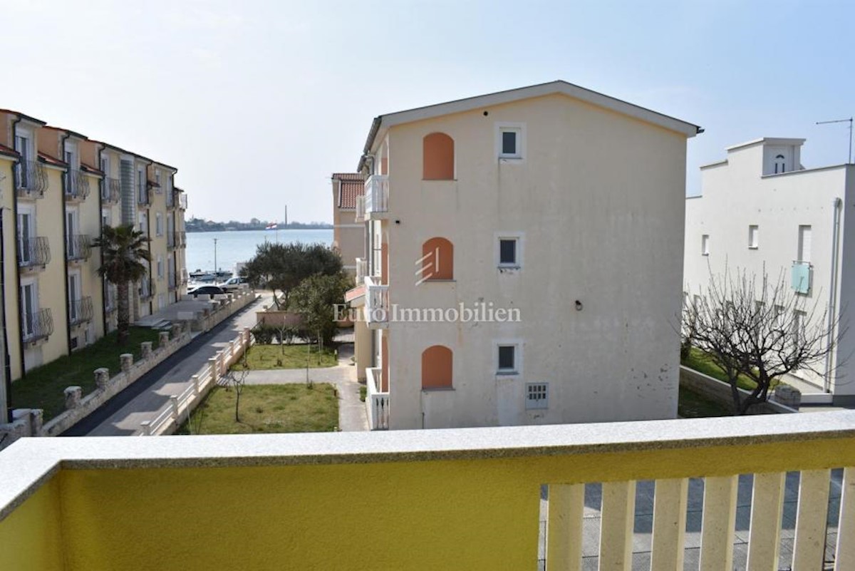 Kuća sa tri apartmana, blizina mora