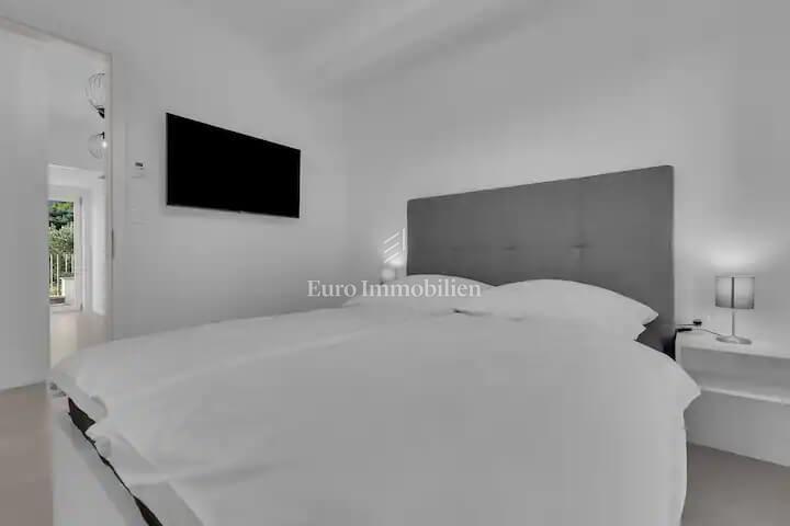 Apartma z bazenom v bližini plaže v Tučepih