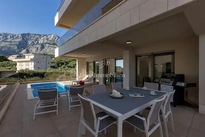 Apartma z bazenom v bližini plaže v Tučepih