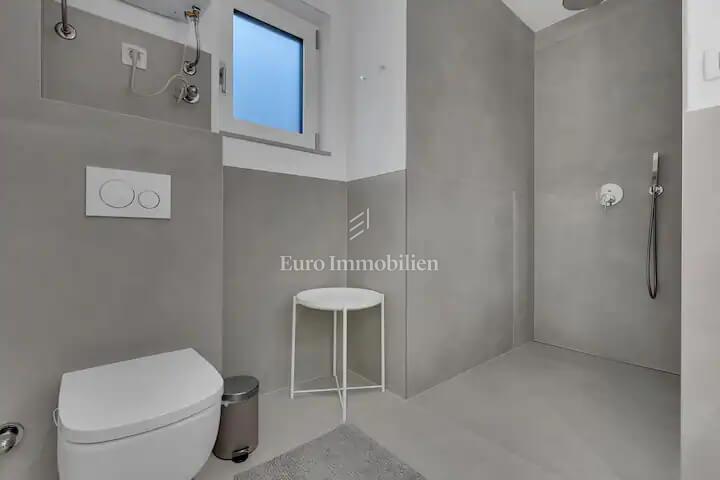 Apartma z bazenom v bližini plaže v Tučepih