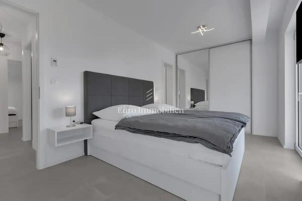 Apartma z bazenom v bližini plaže v Tučepih