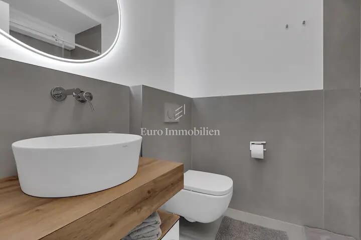 Apartma z bazenom v bližini plaže v Tučepih