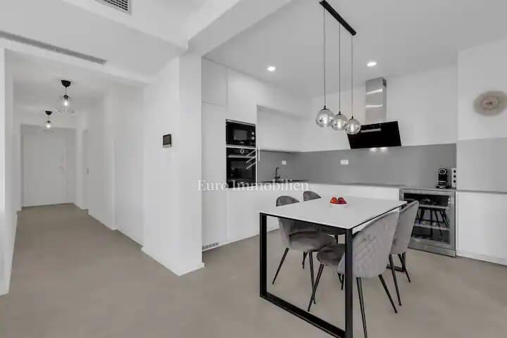 Apartma z bazenom v bližini plaže v Tučepih