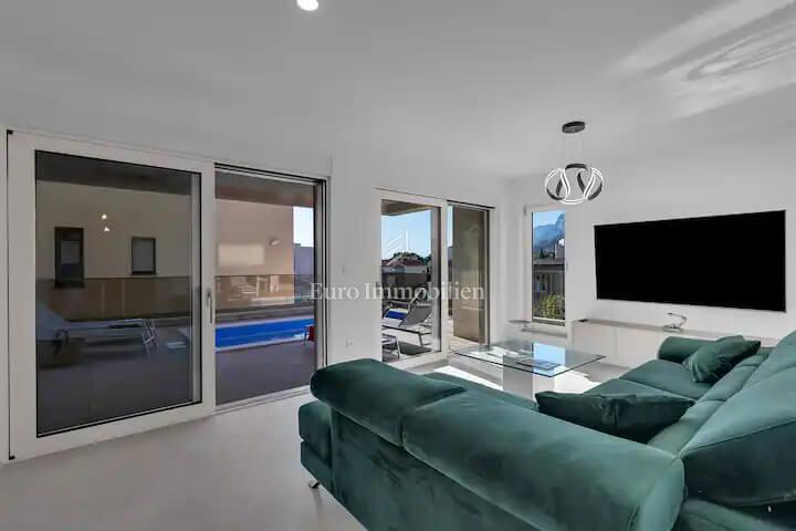 Apartma z bazenom v bližini plaže v Tučepih