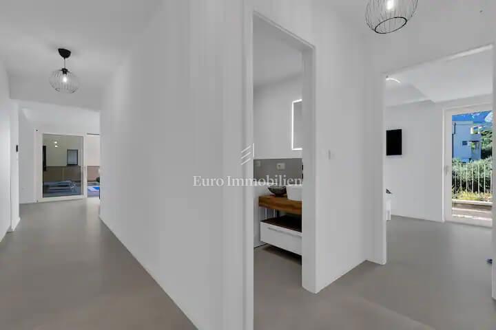 Apartma z bazenom v bližini plaže v Tučepih