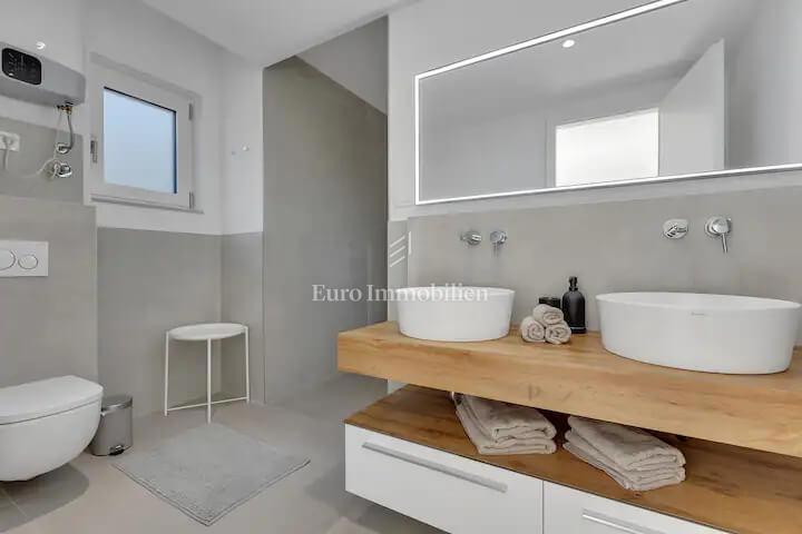 Apartma z bazenom v bližini plaže v Tučepih
