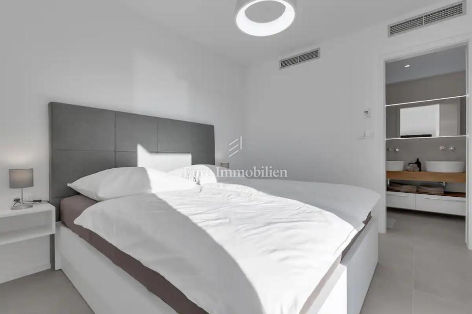 Apartma z bazenom v bližini plaže v Tučepih