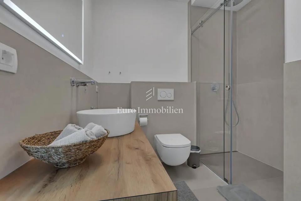 Apartma z bazenom v bližini plaže v Tučepih